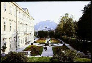 Salzburg: Mirabell-Garten mit Schloss, links