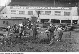 Dresden, Heinz-Steyer-Stadion. Nationales Aufbauwerk Freiwillige Arbeitseinsätze im Stadion, 1952 & Freiwillige Arbeitseinsätze, Juni 1952