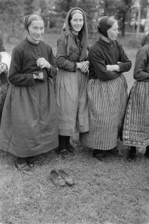 Jugendfest in Spreewitz. Zuschauerinnen. : Swjedźeń młodźiny w Sprjejcach. Přihladowarki.