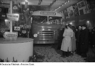 Besucher vor einem Bus am Messestand der Firma Österreichische Automobil-Fabrik AG