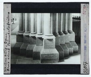 Naumburg (Saale), Dom : Innenansicht, Sockel und Basen (unidentifizierter Pfeiler)
