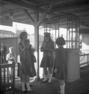 Dresden-Altstadt. Großer Garten. Ausflug mit der Pioniereisenbahn. Fahrgäste und Schaffnerin am Bahnsteig