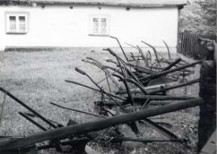 Landwirtschaftliches Gerät im Dorfmuseum Zeißholz : Museen. Ort: Ćisow / Zeißholz. Sammlung von Pflügen im Dorfmuseum Zeißholz.