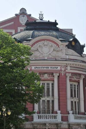 Varna - Theatergebäude : Das Gebäude des Dramatischen Theaters. Aufgenommen im Stadtzentrum von Varna am 17. Mai 2011