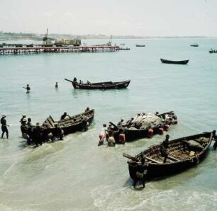 Accra. Surfboats : Accra (Ghana). Be- und Entladen von Surfboats am Strand, 1. April 1959