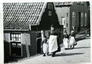 Holland, Volendam, Frau und Kinder in Trachten