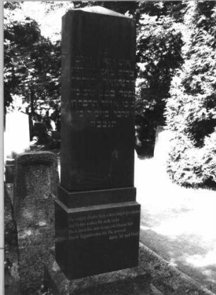 Grabstein 56 (Index: 100084999) Maße HxBxT: 240x60x35 cm Beschreibung: Obelisk, getreppter Sockel: Grabstein 56