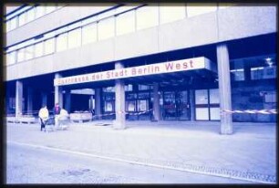 Eingang des Landesamts für Flüchtlingsangelegenheiten (damals noch "Sparkasse der Stadt Berlin West")