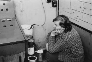 Arbeiterin des VEB Braunkohlewerk Cottbus, Brikettfabrik Brieske bei einer Kaffeepause