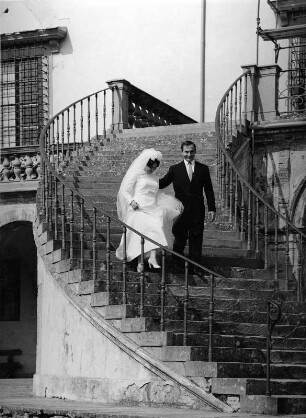 Hochzeitspaar auf einer Treppe (vielleicht in Florenz)