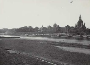 Dresden, Brühlsche Terrasse mit Kunstakademie und Frauenkirche : Dresden, Blick vom Neustädter Ufer auf Brühlsche Terrasse mit Kunstakademie und Frauenkirche (eingerüstet) sowie Terrassenufer mit Dampferanlegestelle