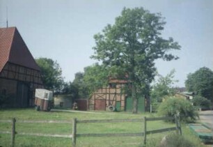 Hauptstraße 6: giebelständiges Hufnerhaus: links Giebelseite Wirtschaftstrakt: Bildmitte Fachwerkscheune