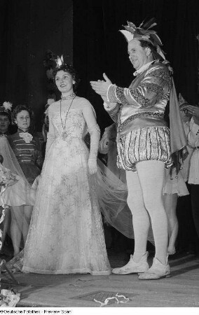 Der Karnevalsprinz Walter I. mit seiner Prinzessin Ina I. nach der Prinzessinnenwahl auf einer Faschingsveranstaltung in der Kongreßhalle