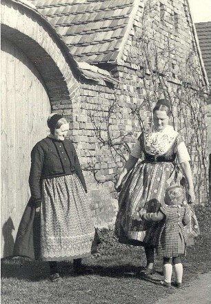 Alltagstracht aus Spohla : Kleidung - Hoyerswerdaer Tracht. Ort: Spale / Spohla. Alltagstracht (getragen, wenn man in die Stadt fuhr) und Festtracht