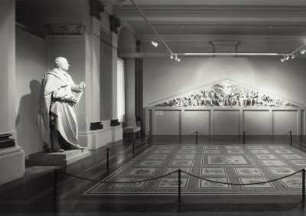 Modell zum südlichen Giebelfeld "Die Musik" für das Erste Hoftheater Gottfried Sempers in Dresden und Kolossalstatue Carl Maria von Webers für das Denkmal in Dresden (Gußmodell) : Dresden, Albertinum. Raumaufnahme Mosaiksaal. Empore mit Kolossalstatue Carl Maria von Webers für das Denkmal in Dresden (1857/1858; E. Riteschel) und Modell zum südlichen Giebelfeld "Die Musik" für das Erste Hoftheater Gottfried Sempers in Dresden (1839; E. Rietschel)