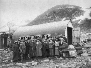 Spitzbergen. Smerenbergbucht. Touristen und Besatzungsmitglieder eines Kreuzfahrtschiffes vor der Wellmannhütte