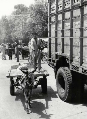 Straßenszene in Mingora. Ländliches Gefährt vs moderner Lastwagen