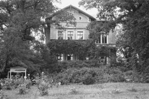 Gutshaus : Mit Ranken bewachsenes Gutshaus zwischen Bäumen