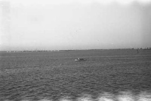Sueskanaleinfahrt : Blick vom Wasser aus auf Sueskanaleinfahrt und die Öltanks bei Sues