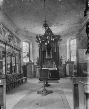 Kircheninneres. Chorraum mit Kanzelaltar (vielleicht bei Kamenz)