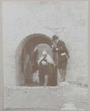 [An der Quelle von 'en Karim [Jerusalem]. Dalman, Fenner.]