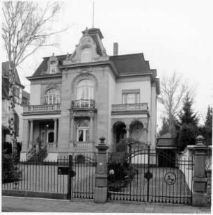 Villa mit Garten und Einfriedung; Bad Homburg, Kaiser-Friedrich-Promenade 125