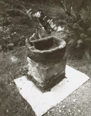 Brunnen mit griebenherdähnlichem Becken auf einem Sockel