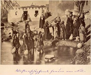 Wasserschöpfende Frauen am Nil