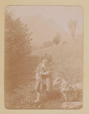 Christiane von Hofmannsthal mit Spielzeugpferd auf einer Wiese in Aussee