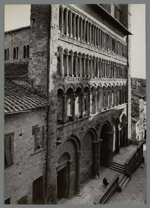 Fassade von Santa Maria della Pieve, Arezzo, Toskana