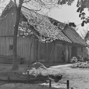 Strohgedecktes Blockhaus in Leipe mit Anlegerstelle. : Ze słomu kryta kładźita chěža w Lipjem z přistawnišćom.