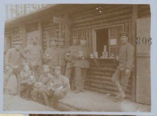 Foto von Soldaten vor der Kantine