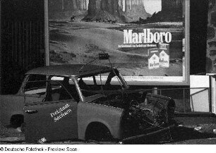 Autowrack vor einer "Marlboro"-Zigarrettenwerbung