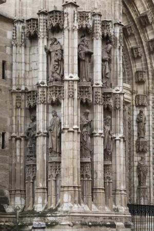 Puerta de la Asunción — Skulpturengruppe