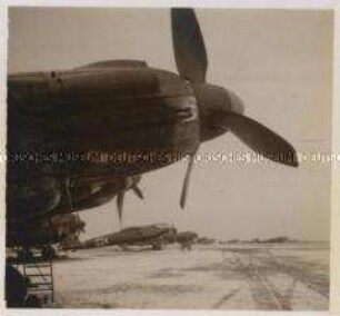 Wehrmachtssoldaten, Flugzeug, Startbereite Heinkel He 111-Kampfflugzeuge auf winterlichem Flugplatz im Osten