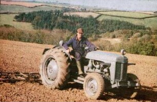Fotografie: Standardtraktor, Bodenbearbeitung