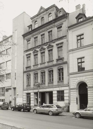 Wohnhaus mit Laden