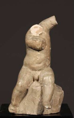 Halb auf einem Felsen sitzender Putto