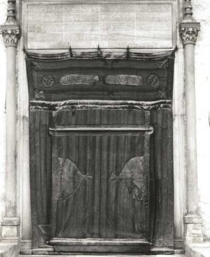 Schumen, Bulgarien. Tombul-Moschee (1744), Haupteingagn mit Ledervorhang