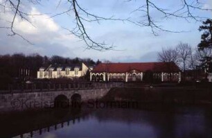Schlosspark: äußerer Schlossgraben, Schlossbrücke: im Hintergrund rechts Marstall, links Parkhotel