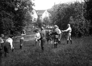 Kleingießhübel. Schullandheim des Realgymnasiums Blasewitz. Schüler beim Ballspiel