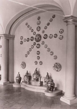 Dresden: Porzellansammlung im Zwinger, Bogengalerie mit chinesischen und japanischen Porzellanen (Neuaufstellung Eröffnung 23. 9. 1962)