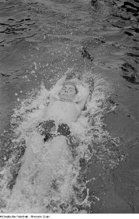 Junge beim Schwimmen im Freibad