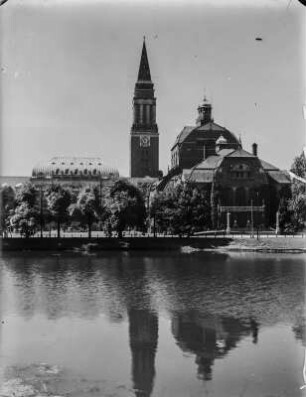 Rathausturm und Opernhaus : Blick über die Kieler Förde auf den Rathausturm (links) und das Opernhaus (rechts).