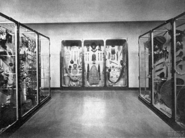 Cabinets with South American ethnographica in the America exhibition