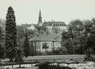 Plauen, Schloss : Plauen. Blick zum Schloss, unten alte Bürgerschule