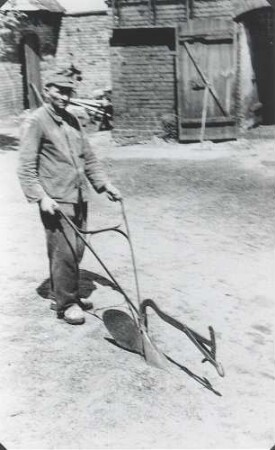 Landwirtschaftliches Arbeitsgerät in Bluno : Land- und Viehwirtschaft - Bodenbearbeitung und -pflege. Ort: Bluń / Bluno. Haus Nr. 61. Hakenpflug.