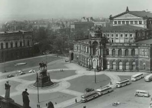 Dresden-Altstadt. Theaterplatz mit Reiterdenkmal König Johanns und Opernhaus. Blick von der Hofkirche