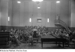 Orchesterprobe mit dem kubanischen Dirigenten Enrique González Mántici