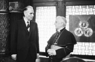 Freiburg: Erzbischöfliches Ordinariat, Dr. Herder übergibt Erzbischof Dr. Schäufele [neues] Gesamt-Gesangbuch [Gotteslob]